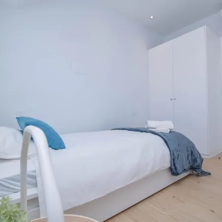 & Stylish 2 Bedroom W/ Balcony Apartman
