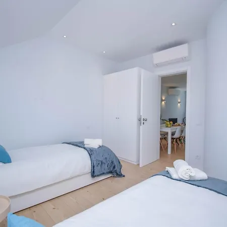 Apartman & Stylish 2 Bedroom W/ Balcony