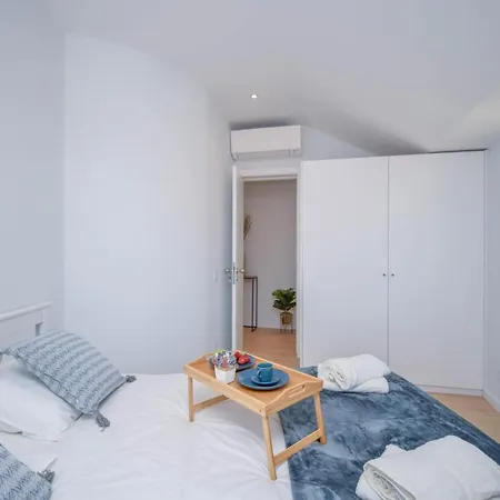 & Stylish 2 Bedroom W/ Balcony * Cascais