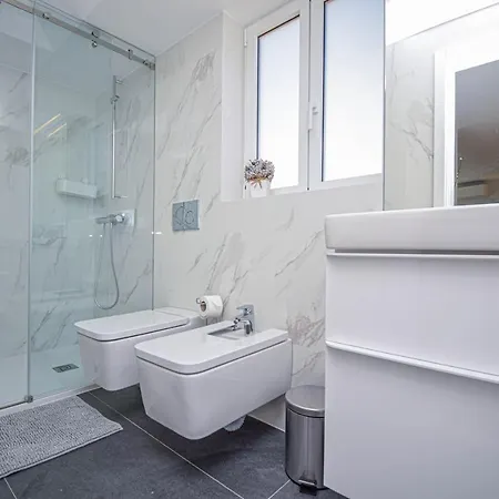 & Stylish 2 Bedroom W/ Balcony Apartman *