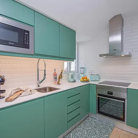 & Stylish 2 Bedroom W/ Balcony Apartman
