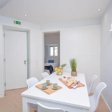 & Stylish 2 Bedroom W/ Balcony Apartman Cascais