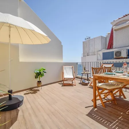 & Stylish 2 Bedroom W/ Balcony *