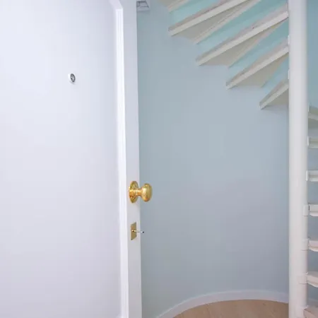 & Stylish 2 Bedroom W/ Balcony Apartament *