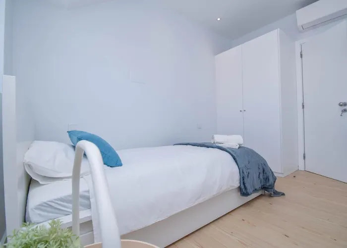 & Stylish 2 Bedroom W/ Balcony Lejlighed