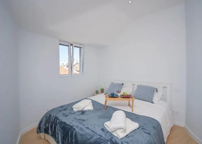 & Stylish 2 Bedroom W/ Balcony Cascais
