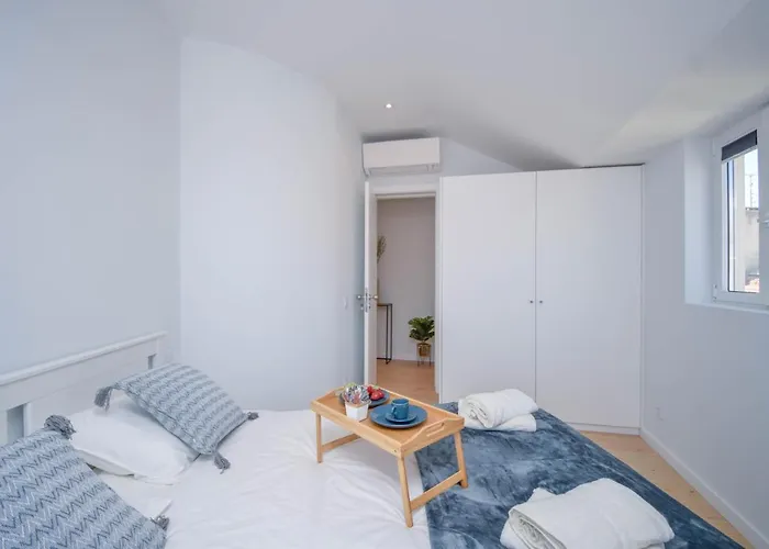 & Stylish 2 Bedroom W/ Balcony * Cascais