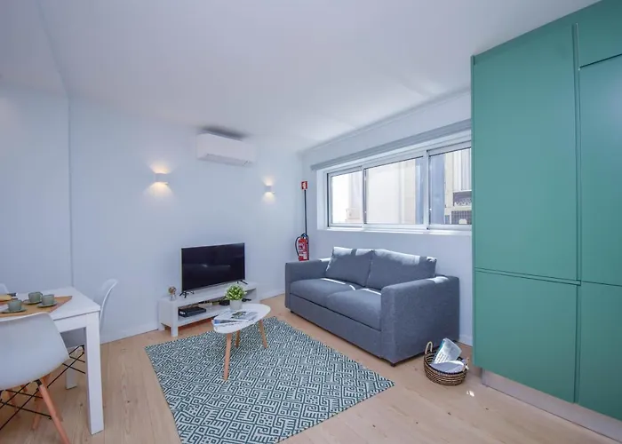 & Stylish 2 Bedroom W/ Balcony * Cascais