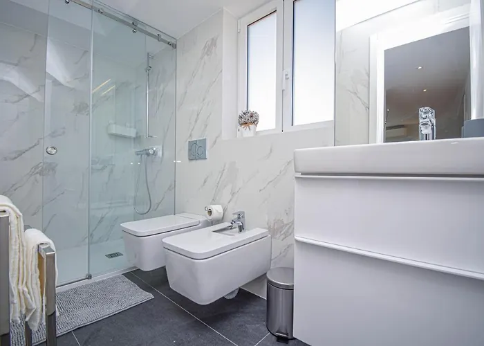& Stylish 2 Bedroom W/ Balcony Lejlighed *