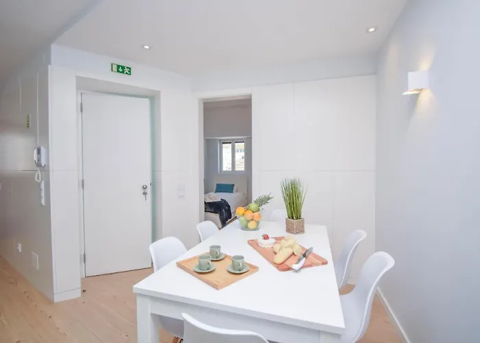& Stylish 2 Bedroom W/ Balcony Lejlighed Cascais