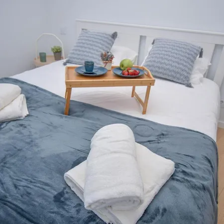 Apartman & Stylish 2 Bedroom W/ Balcony *