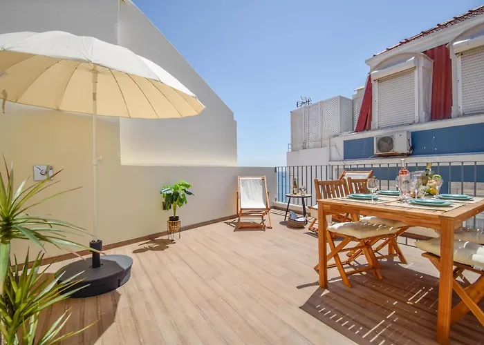 & Stylish 2 Bedroom W/ Balcony *