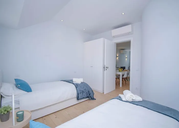 شقة & Stylish 2 Bedroom W/ Balcony