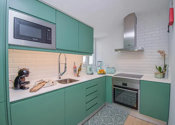 & Stylish 2 Bedroom W/ Balcony شقة