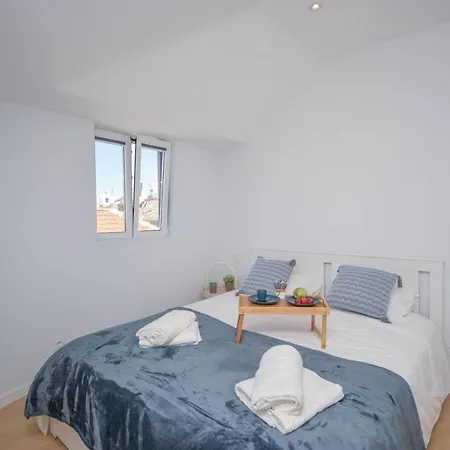 & Stylish 2 Bedroom W/ Balcony Cascais
