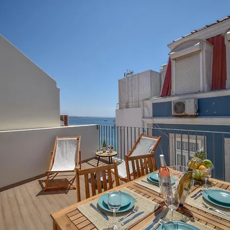 & Stylish 2 Bedroom W/ Balcony *
