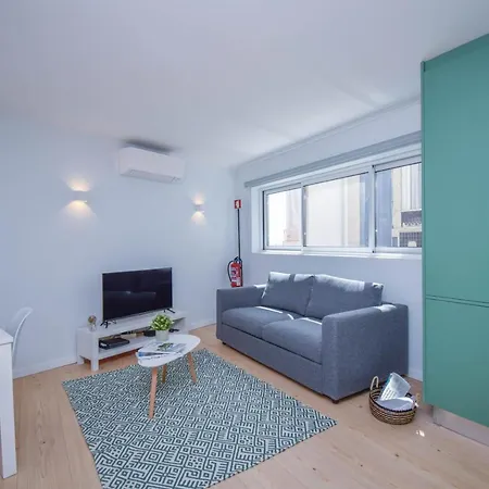 & Stylish 2 Bedroom W/ Balcony * Cascais