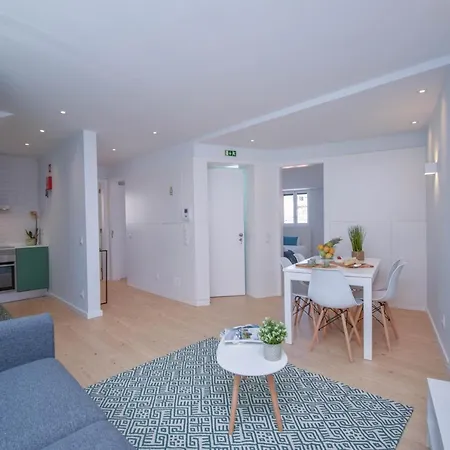 & Stylish 2 Bedroom W/ Balcony Cascais